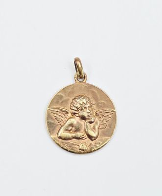 Gros plan sur une pièce d'or ornée d'un ange