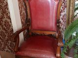 un fauteuil en cuir rouge dans une pièce au papier peint rouge