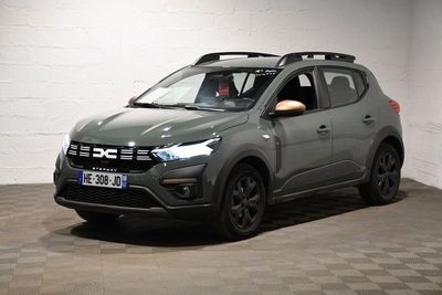 la voiture grise est garée dans une pièce au sol en damier