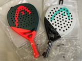 deux raquettes de tennis qui se trouvent dans un sac en plastique