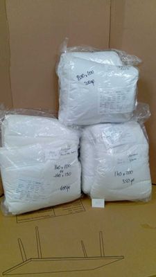 plusieurs paquets de papier toilette blanc posés sur une boîte en carton