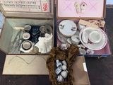 une boîte remplie de tasses à thé et de soucoupes posée sur une table