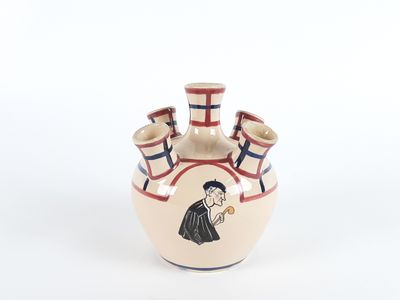 un vase avec la photo d'une femme dessus