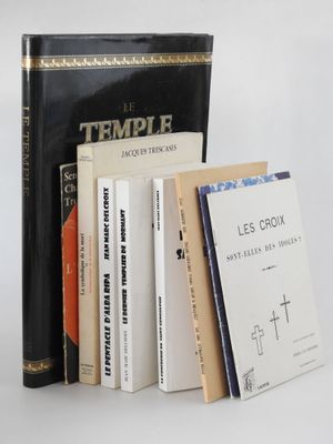 plusieurs livres sont empilés sur une surface blanche