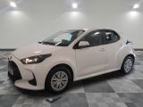 la toyota yaris blanche est garée sur un carrelage à carreaux