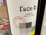 deux bouteilles de vin posées sur une table