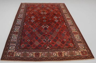 un tapis rouge et marron avec un motif