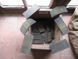 une pile de vieux outils métalliques posés sur le sol
