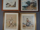 trois tableaux encadrés représentant des personnes et un chien devant un mur bleu