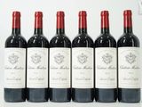 six bouteilles de vin rouge alignées sur une table