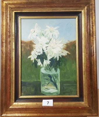 une peinture à l'huile représentant des fleurs blanches dans un vase en verre posé sur une table