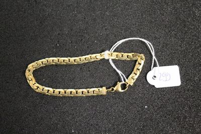 Gros plan sur un bracelet en chaîne en or portant une étiquette