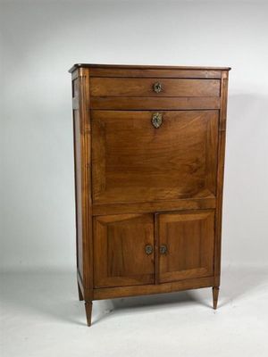 une image représentant une armoire en bois avec un tiroir en dessous
