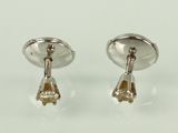 deux paires de boucles d'oreilles argentées et dorées sur un fond blanc