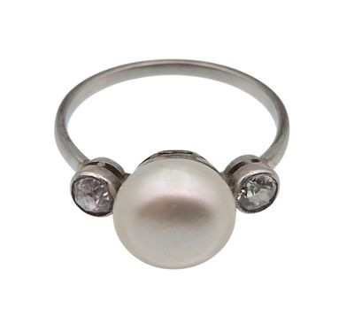 une image d'une bague en perles et diamants sur fond blanc