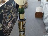 une lampe posée sur une bouteille de vin
