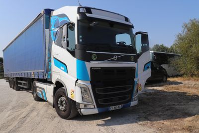 un camion garé sur le côté de la route