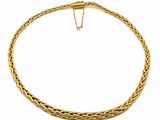 un collier en or avec un motif tressé sur fond blanc