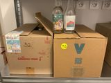 deux bouteilles d'eau posées sur des cartons dans un réfrigérateur