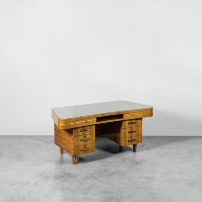 un bureau à deux tiroirs avec un plateau en marbre