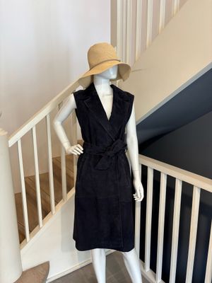 un mannequin vêtu d'une robe noire et d'un chapeau