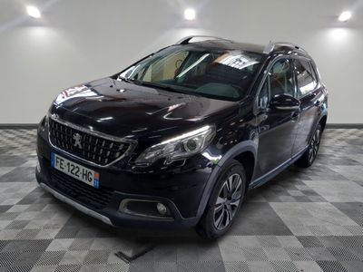 la voiture noire est garée sur un sol en damier dans le garage