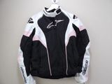 La veste est noire et blanche, avec des touches de rose.
