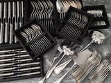 de nombreux types d'argenterie dans un coffret noir