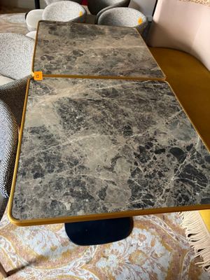 une table posée sur une chaise dans une pièce