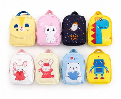 Six modèles différents de sacs-repas sont alignés sur une surface blanche.