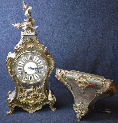 une horloge posée à côté d'un petit vase
