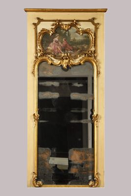 un miroir sur lequel est peinte une image, avec une chaise placée devant