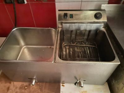 une photo d'une cuisine avec un évier et une friteuse