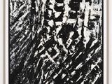 une peinture en noir et blanc représentant une forêt avec des arbres en arrière-plan