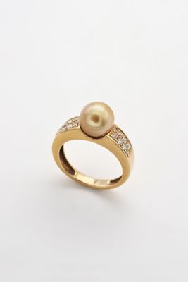 une bague en or sertie d'une perle et de diamants