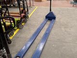 deux skis bleus posés par terre dans un entrepôt