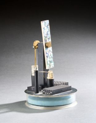 une maquette miniature d'un sèche-cheveux surmontée d'un miroir