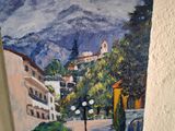 une peinture représentant une scène de rue sur le mur d'une maison