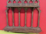 une vieille étagère en bois sur laquelle sont posées plusieurs bougies
