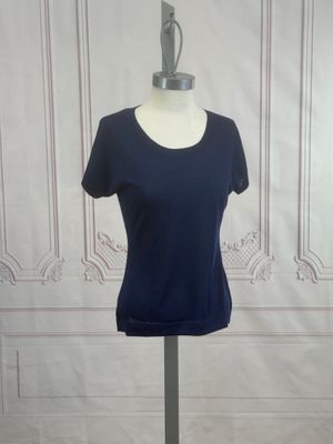 T-shirt bleu marine à manches courtes sur un mannequin de vitrine