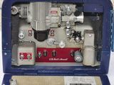 une boîte bleue contenant une machine rouge et blanche