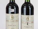 deux bouteilles de vin posées l'une à côté de l'autre sur une table