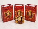 trois sacs rouges ornés de motifs dorés, posés les uns à côté des autres