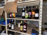 de nombreuses bouteilles d'alcool sur les étagères de la pièce