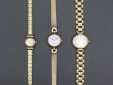 trois montres-bracelets pour femme et un bracelet en or