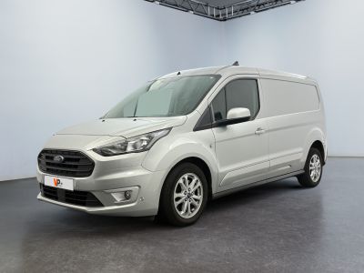 La camionnette blanche est garée dans la pièce vide de l'immeuble.