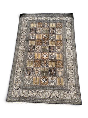 un tapis orné d'un motif de carrés et de fleurs sur fond blanc