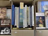 une boîte remplie de livres posée sur une table