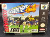 On voit ici la boîte du jeu « International Superstar Soccer 64 ».