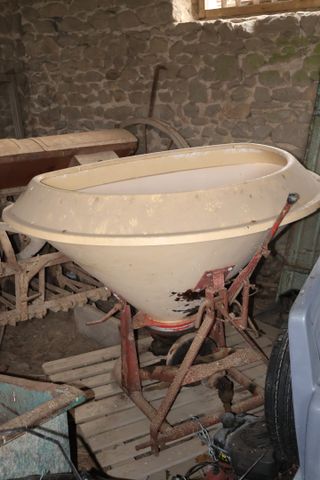 Distributeur d’engrais ancien